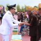 Bupati Tanah Bumbu serahkan bantuan, hibah, penghargaan PNS dan pemuda berprestasi pada peringatan HUT RI ke-80.
