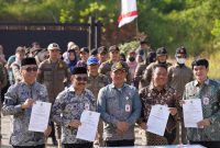 Disdukcapil Tanah Bumbu teken kerjasama data kependudukan dengan Satpol PP dan Diskominfo SP, Kamis 7 Agustus 2025 di halaman Kantor Satpol PP