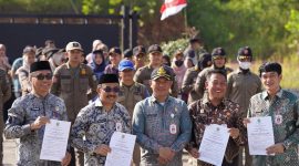 Disdukcapil Tanah Bumbu teken kerjasama data kependudukan dengan Satpol PP dan Diskominfo SP, Kamis 7 Agustus 2025 di halaman Kantor Satpol PP