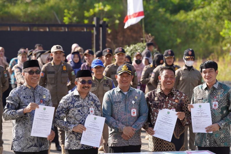 Disdukcapil Tanah Bumbu teken kerjasama data kependudukan dengan Satpol PP dan Diskominfo SP, Kamis 7 Agustus 2025 di halaman Kantor Satpol PP