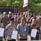 Disdukcapil Tanah Bumbu teken kerjasama data kependudukan dengan Satpol PP dan Diskominfo SP, Kamis 7 Agustus 2025 di halaman Kantor Satpol PP