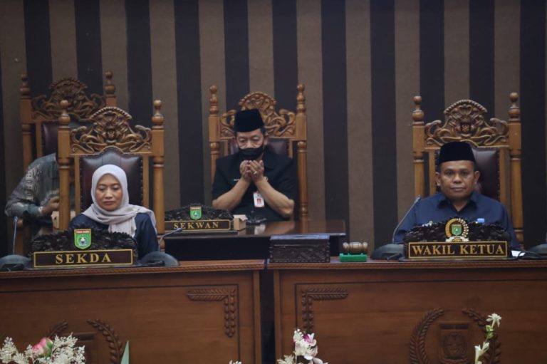Pj Sekda Yulian Herawati (kiri) bersama Wakil Ketua DPRD Tanah Bumbu H. Hasanuddin (kanan) saat memimpin Rapat Paripurna ke-27 Masa Persidangan III Tahun Sidang 2025 di ruang sidang utama DPRD Tanah Bumbu, Jumat (1/8/2025).