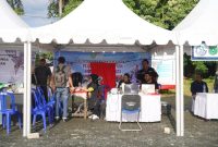 Petugas Disdukcapil melayani warga di salah satu stand pelayanan publik dalam kegiatan Aksi Tanah Bumbu Bershalawat yang melibatkan 15 SKPD, Sabtu (2/8/2025).