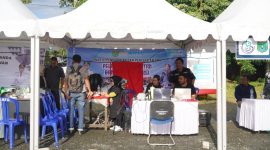 Petugas Disdukcapil melayani warga di salah satu stand pelayanan publik dalam kegiatan Aksi Tanah Bumbu Bershalawat yang melibatkan 15 SKPD, Sabtu (2/8/2025).