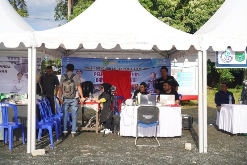 Petugas Disdukcapil melayani warga di salah satu stand pelayanan publik dalam kegiatan Aksi Tanah Bumbu Bershalawat yang melibatkan 15 SKPD, Sabtu (2/8/2025).