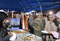 Ketua Tim Penggerak PKK Tanah Bumbu, Andi Irmayani Rudi Latif, meninjau stand kuliner UMKM lokal saat kegiatan Gerakan Aksi Serentak di Jalan Kodeco, Simpang Empat, Sabtu (2/8/2025).