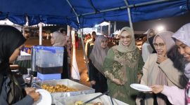 Ketua Tim Penggerak PKK Tanah Bumbu, Andi Irmayani Rudi Latif, meninjau stand kuliner UMKM lokal saat kegiatan Gerakan Aksi Serentak di Jalan Kodeco, Simpang Empat, Sabtu (2/8/2025).