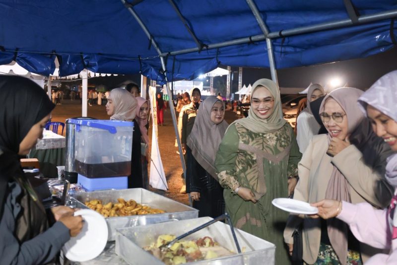 Ketua Tim Penggerak PKK Tanah Bumbu, Andi Irmayani Rudi Latif, meninjau stand kuliner UMKM lokal saat kegiatan Gerakan Aksi Serentak di Jalan Kodeco, Simpang Empat, Sabtu (2/8/2025).