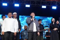 Wakil Ketua I DPRD Tanah Bumbu, H. Hasanuddin, bersama Bupati Tanah Bumbu, Andi Rudi Latif tampil memeriahkan Aksi Tanah Bumbu Bershalawat di Jalan Kodeco KM 2, Kecamatan Simpang Empat, Sabtu malam, 9 Agustus 2025.