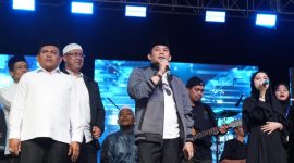 Wakil Ketua I DPRD Tanah Bumbu, H. Hasanuddin, bersama Bupati Tanah Bumbu, Andi Rudi Latif tampil memeriahkan Aksi Tanah Bumbu Bershalawat di Jalan Kodeco KM 2, Kecamatan Simpang Empat, Sabtu malam, 9 Agustus 2025.