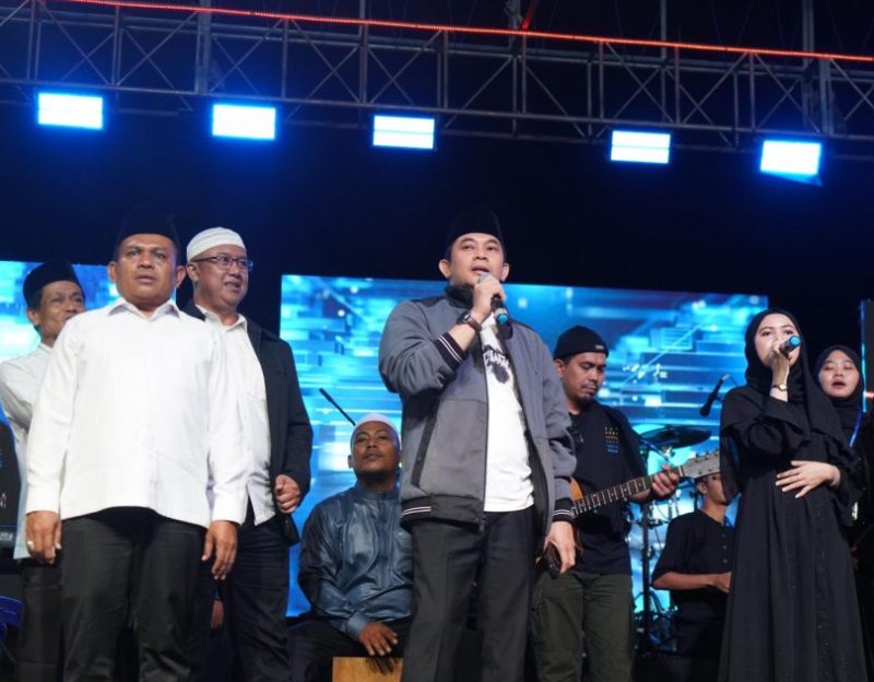 Wakil Ketua I DPRD Tanah Bumbu, H. Hasanuddin, bersama Bupati Tanah Bumbu, Andi Rudi Latif tampil memeriahkan Aksi Tanah Bumbu Bershalawat di Jalan Kodeco KM 2, Kecamatan Simpang Empat, Sabtu malam, 9 Agustus 2025.