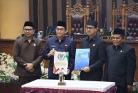 Ketua DPRD Tanah Bumbu Andre Atma Maulani bersama Wakil Ketua I H. Hasanuddin, Wakil Ketua II Sya’bani Rasul, dan Bupati Tanah Bumbu Andi Rudi Latif usai penandatanganan keputusan Perubahan APBD 2025 di Gedung DPRD Tanah Bumbu, Selasa (12/8/2025).