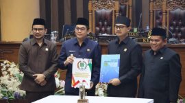 Ketua DPRD Tanah Bumbu Andre Atma Maulani bersama Wakil Ketua I H. Hasanuddin, Wakil Ketua II Sya’bani Rasul, dan Bupati Tanah Bumbu Andi Rudi Latif usai penandatanganan keputusan Perubahan APBD 2025 di Gedung DPRD Tanah Bumbu, Selasa (12/8/2025).