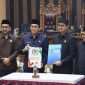 Ketua DPRD Tanah Bumbu Andre Atma Maulani bersama Wakil Ketua I H. Hasanuddin, Wakil Ketua II Sya’bani Rasul, dan Bupati Tanah Bumbu Andi Rudi Latif usai penandatanganan keputusan Perubahan APBD 2025 di Gedung DPRD Tanah Bumbu, Selasa (12/8/2025).
