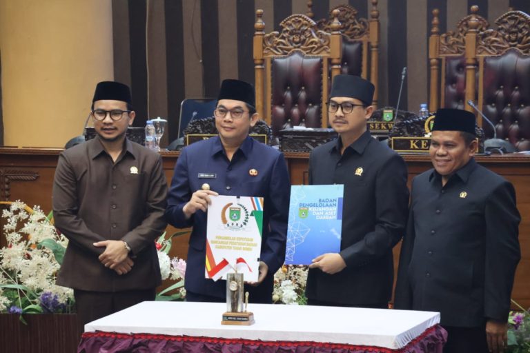 Ketua DPRD Tanah Bumbu Andre Atma Maulani bersama Wakil Ketua I H. Hasanuddin, Wakil Ketua II Sya’bani Rasul, dan Bupati Tanah Bumbu Andi Rudi Latif usai penandatanganan keputusan Perubahan APBD 2025 di Gedung DPRD Tanah Bumbu, Selasa (12/8/2025).