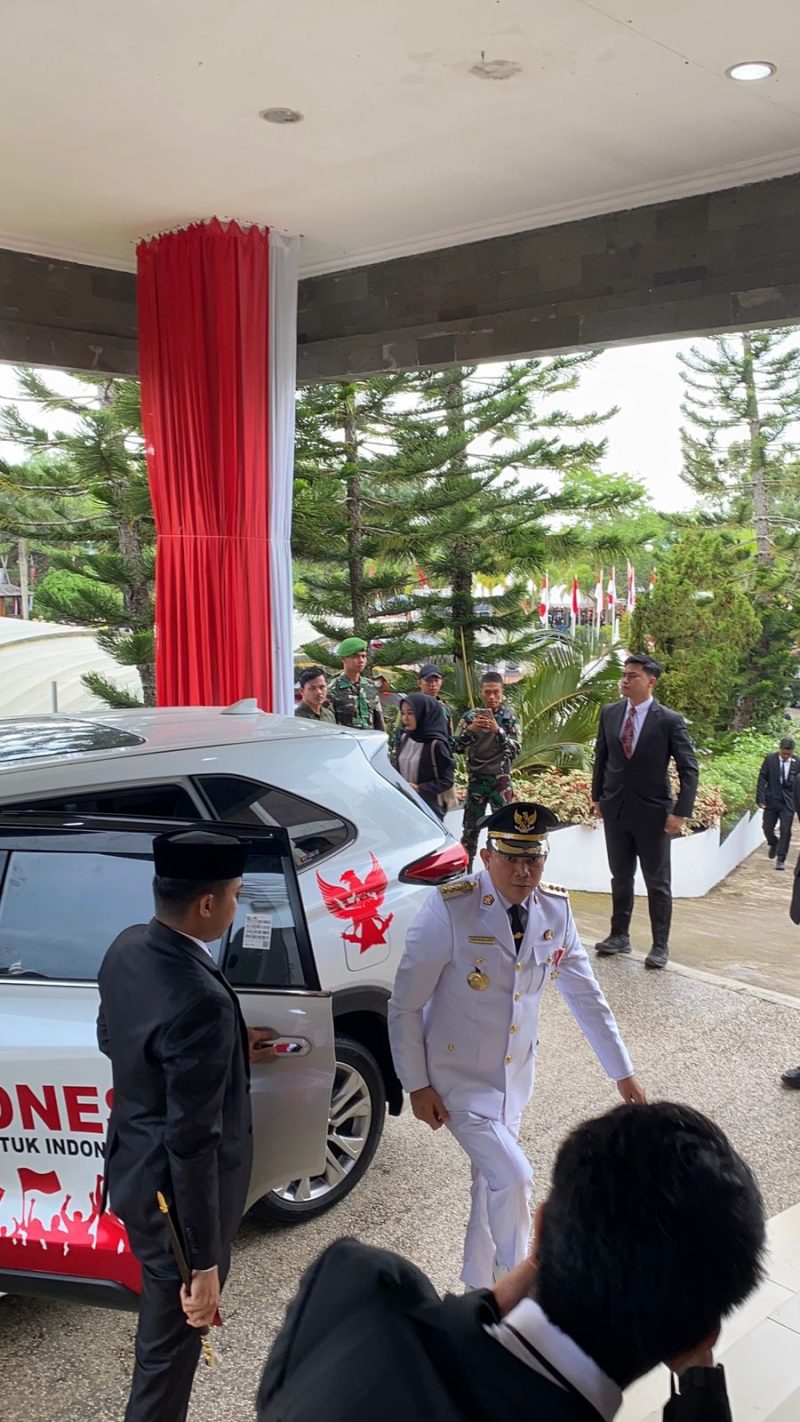 Peringatan HUT RI ke-80 di Tanah Bumbu, Minggu 17 Agustus 2025, dipimpin Bupati Andi Rudi Latif dengan sederhana