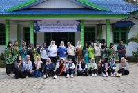 Ketua TP PKK Tanah Bumbu, Andi Irmayani Latif (tengah berbaju putih dan berjilbab putih), berfoto bersama peserta usai kegiatan Aksi Jumat Bersih dan Senam Sehat di halaman Sekretariat TP PKK Tanah Bumbu, Jumat (1/8/2025).