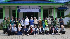 Ketua TP PKK Tanah Bumbu, Andi Irmayani Latif (tengah berbaju putih dan berjilbab putih), berfoto bersama peserta usai kegiatan Aksi Jumat Bersih dan Senam Sehat di halaman Sekretariat TP PKK Tanah Bumbu, Jumat (1/8/2025).