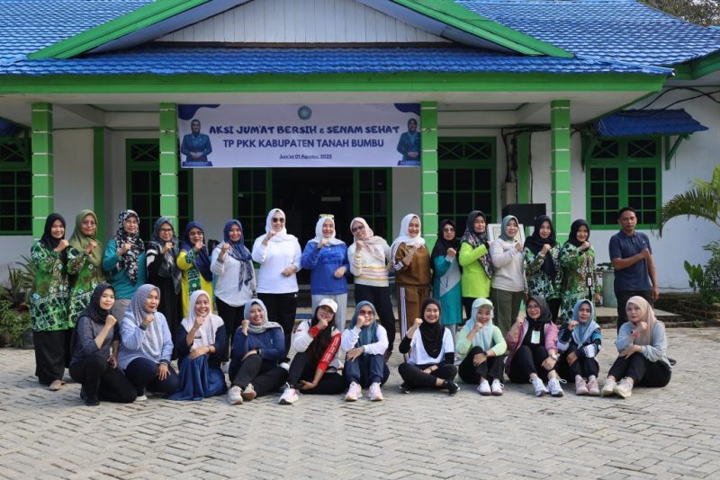 Ketua TP PKK Tanah Bumbu, Andi Irmayani Latif (tengah berbaju putih dan berjilbab putih), berfoto bersama peserta usai kegiatan Aksi Jumat Bersih dan Senam Sehat di halaman Sekretariat TP PKK Tanah Bumbu, Jumat (1/8/2025).