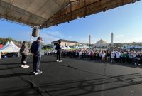 Bupati Tanah Bumbu, Andi Rudi Latif, memimpin kegiatan Senam Sehat bersama masyarakat dan jajaran SKPD di halaman Masjid Agung Al-Falah, Jumat (1/8/2025), dalam rangka Gerakan Aksi Serentak.