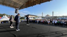 Bupati Tanah Bumbu, Andi Rudi Latif, memimpin kegiatan Senam Sehat bersama masyarakat dan jajaran SKPD di halaman Masjid Agung Al-Falah, Jumat (1/8/2025), dalam rangka Gerakan Aksi Serentak.