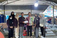 Mahasiswa STIKes Intan Martapura menyerahkan bantuan secara langsung kepada korban kebakaran di Desa Kaliukan, Kecamatan Astambul, Kabupaten Banjar. Kamis (31/7/2025)