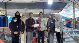 Mahasiswa STIKes Intan Martapura menyerahkan bantuan secara langsung kepada korban kebakaran di Desa Kaliukan, Kecamatan Astambul, Kabupaten Banjar. Kamis (31/7/2025)