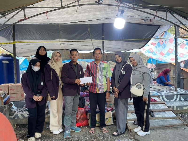 Mahasiswa STIKes Intan Martapura menyerahkan bantuan secara langsung kepada korban kebakaran di Desa Kaliukan, Kecamatan Astambul, Kabupaten Banjar. Kamis (31/7/2025)