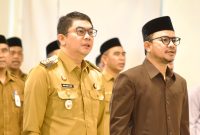 Bupati Tanah Bumbu Andi Rudi Latif (kiri) bersama Wakil Ketua DPRD Syabani Rasul menghadiri Rapat Koordinasi dan Rembuk Stunting Tingkat Kabupaten Tahun 2025 di Hotel Ebony Batulicin, Senin (4/8/2025).