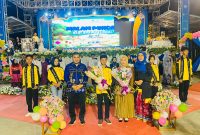 Para Duta Anak Kabupaten Kotabaru bersama pejabat Pemkab dan Bunda Forum Anak Daerah berfoto bersama usai pengumuman dan pengukuhan pada puncak peringatan Hari Anak Nasional ke-41 di Panggung Akrab Siring Laut, Sabtu (2/8/2025).