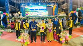 Para Duta Anak Kabupaten Kotabaru bersama pejabat Pemkab dan Bunda Forum Anak Daerah berfoto bersama usai pengumuman dan pengukuhan pada puncak peringatan Hari Anak Nasional ke-41 di Panggung Akrab Siring Laut, Sabtu (2/8/2025).