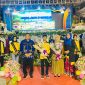 Para Duta Anak Kabupaten Kotabaru bersama pejabat Pemkab dan Bunda Forum Anak Daerah berfoto bersama usai pengumuman dan pengukuhan pada puncak peringatan Hari Anak Nasional ke-41 di Panggung Akrab Siring Laut, Sabtu (2/8/2025).