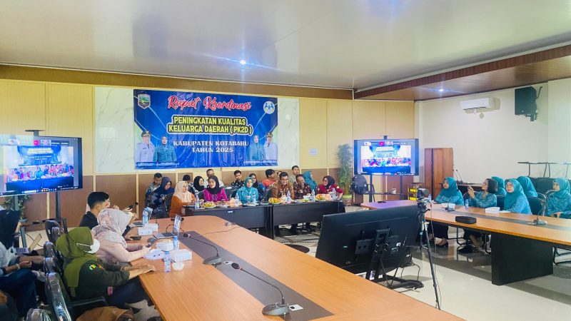 Para peserta dari Pemkab Kotabaru mengikuti Rapat Koordinasi Peningkatan Kualitas Keluarga Daerah (PK2D) secara virtual di Ruang Kolaborasi Lantai III Baperida Kotabaru, Jumat (1/8/2025).