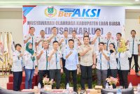 Ketua KONI Tanah Bumbu Adi Haidir Putra bersama jajaran pengurus KONI Tanah Bumbu foto bersama usai Musyawarah Olahraga Kabupaten Luar Biasa (Musorkablub) di Batulicin, Selasa (5/8/2025), dalam rangka persiapan menghadapi Porprov Kalimantan Selatan 2025.