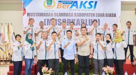Ketua KONI Tanah Bumbu Adi Haidir Putra bersama jajaran pengurus KONI Tanah Bumbu foto bersama usai Musyawarah Olahraga Kabupaten Luar Biasa (Musorkablub) di Batulicin, Selasa (5/8/2025), dalam rangka persiapan menghadapi Porprov Kalimantan Selatan 2025.