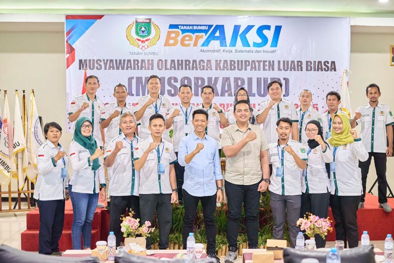 Ketua KONI Tanah Bumbu Adi Haidir Putra bersama jajaran pengurus KONI Tanah Bumbu foto bersama usai Musyawarah Olahraga Kabupaten Luar Biasa (Musorkablub) di Batulicin, Selasa (5/8/2025), dalam rangka persiapan menghadapi Porprov Kalimantan Selatan 2025.