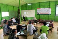 Peserta mengikuti pelatihan penyusunan RAB infrastruktur desa yang digelar Program Studi Teknik Arsitektur UNUKASE di Balai Desa Sungai Bangkal, Sabtu (9/8/2025)