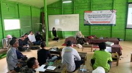 Peserta mengikuti pelatihan penyusunan RAB infrastruktur desa yang digelar Program Studi Teknik Arsitektur UNUKASE di Balai Desa Sungai Bangkal, Sabtu (9/8/2025)