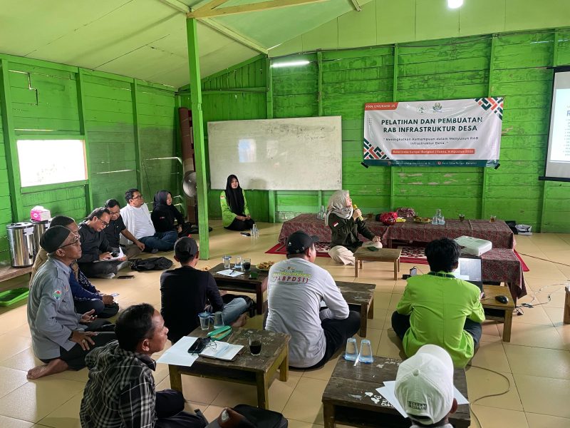 Peserta mengikuti pelatihan penyusunan RAB infrastruktur desa yang digelar Program Studi Teknik Arsitektur UNUKASE di Balai Desa Sungai Bangkal, Sabtu (9/8/2025)