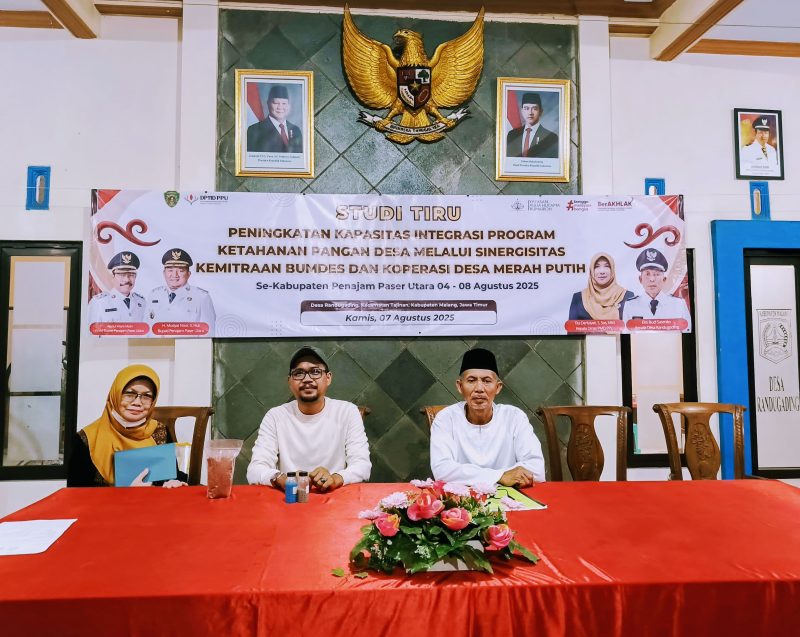 Sesi foto bersama setelah sosialisasi Koperasi Merah Putih Randugading; Cerah Handayani (Ketua KMP Randugading, Tajinan) – Agung Santoso (Manajemen PT KDN Group Indonesia) – Eko Budi Sasmito (Kepala Desa Randugading).