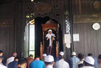 KH M. Bushiri menyampaikan khutbah Jumat di Masjid As-Su’ada Syekh Abdul Kadir Hasan, Kampus UNUKASE, Gambut, Kabupaten Banjar, Jumat (8/8/2025).