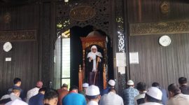KH M. Bushiri menyampaikan khutbah Jumat di Masjid As-Su’ada Syekh Abdul Kadir Hasan, Kampus UNUKASE, Gambut, Kabupaten Banjar, Jumat (8/8/2025).