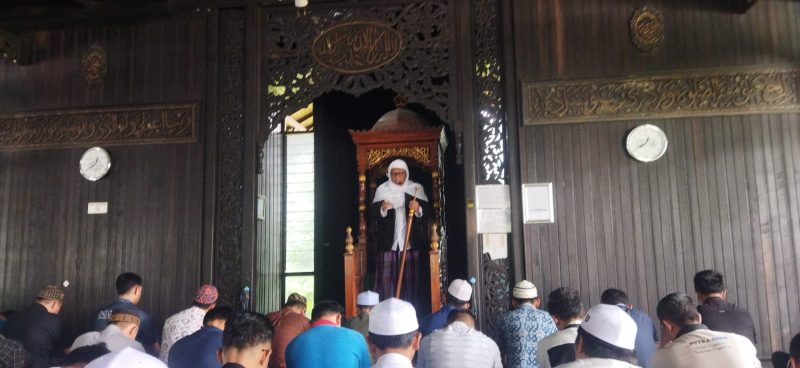 KH M. Bushiri menyampaikan khutbah Jumat di Masjid As-Su’ada Syekh Abdul Kadir Hasan, Kampus UNUKASE, Gambut, Kabupaten Banjar, Jumat (8/8/2025).