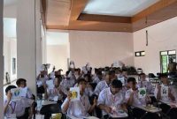 Siswa peserta kegiatan peer counseling menunjukkan hasil karya mereka di UPTD Panti Perlindungan dan Rehabilitasi Sosial Anak dan Remaja Mulia Satria, Banjarbaru, Sabtu (2/8/2025).