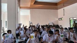 Siswa peserta kegiatan peer counseling menunjukkan hasil karya mereka di UPTD Panti Perlindungan dan Rehabilitasi Sosial Anak dan Remaja Mulia Satria, Banjarbaru, Sabtu (2/8/2025).