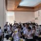 Siswa peserta kegiatan peer counseling menunjukkan hasil karya mereka di UPTD Panti Perlindungan dan Rehabilitasi Sosial Anak dan Remaja Mulia Satria, Banjarbaru, Sabtu (2/8/2025).