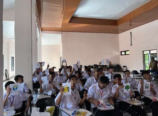 Siswa peserta kegiatan peer counseling menunjukkan hasil karya mereka di UPTD Panti Perlindungan dan Rehabilitasi Sosial Anak dan Remaja Mulia Satria, Banjarbaru, Sabtu (2/8/2025).