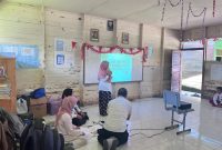 Dokter dari FKIK ULM memberikan materi edukasi pola asuh makan sehat kepada orang tua siswa di SDN Keliling Benteng Ulu 2, Martapura, Senin (11/8/2025).