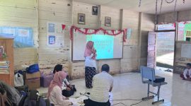 Dokter dari FKIK ULM memberikan materi edukasi pola asuh makan sehat kepada orang tua siswa di SDN Keliling Benteng Ulu 2, Martapura, Senin (11/8/2025).