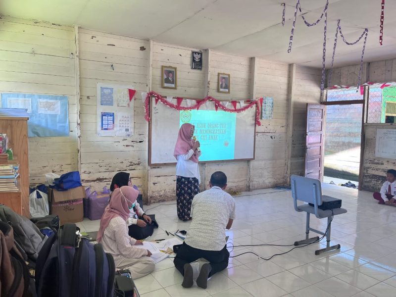 Dokter dari FKIK ULM memberikan materi edukasi pola asuh makan sehat kepada orang tua siswa di SDN Keliling Benteng Ulu 2, Martapura, Senin (11/8/2025).